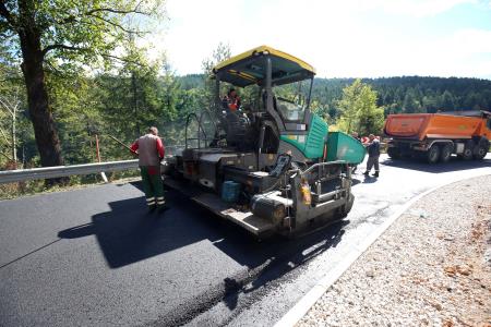 ASFALTIRANJE CESTE CERKNICA BEGUNJE 08 FOTO LJUBO VUKELIČ